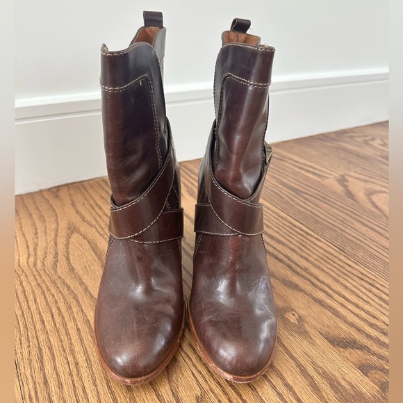 Frye buckle dark brown booties size 7.5. Slight snag in the seam. - Picture 4 of 15